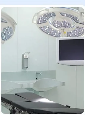 Ruang operasi U&U dengan lampu bedah dan monitor