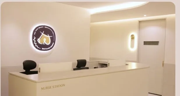Stasiun perawat Klinik Bedah Plastik U&U dan koridor ruang pemulihan pribadi