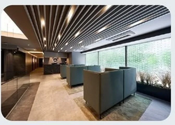 Lounge tunggu U&U dengan pemandangan taman di luar jendela