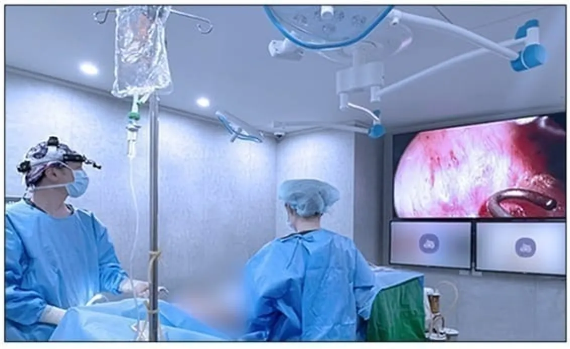 Ruang operasi Klinik Bedah Plastik U&U saat operasi dilakukan dengan monitor endoskop FULL HD 70 inci
